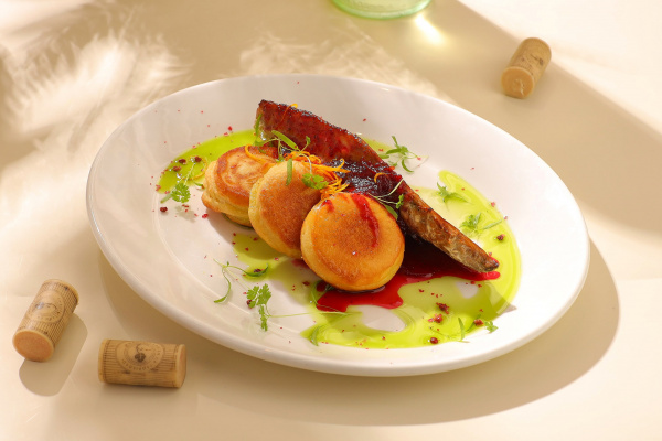 Копчёная скумбрия с кукурузными оладьями, 